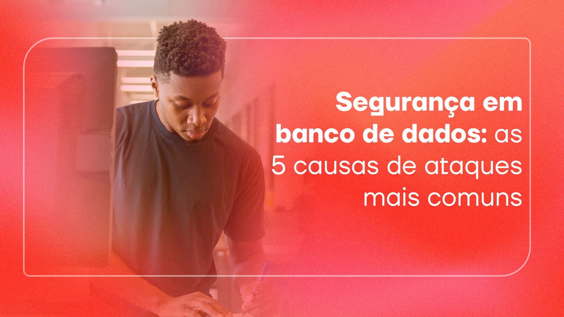 Homem usando notebook para fazer a segurança do banco de dados.