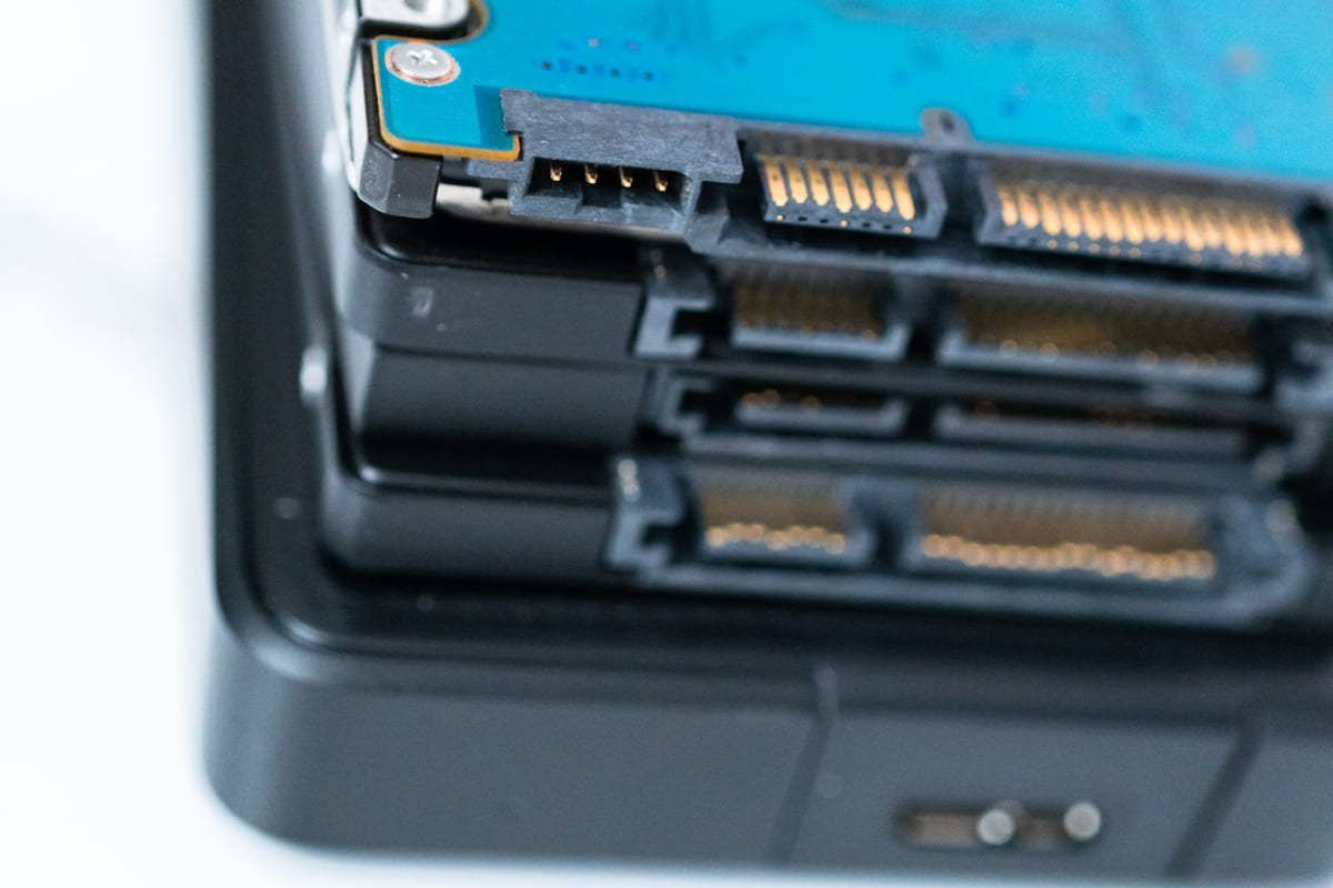 Imagem mostra diferentes tipos de armazenamento, como SAS, SSD e SATA