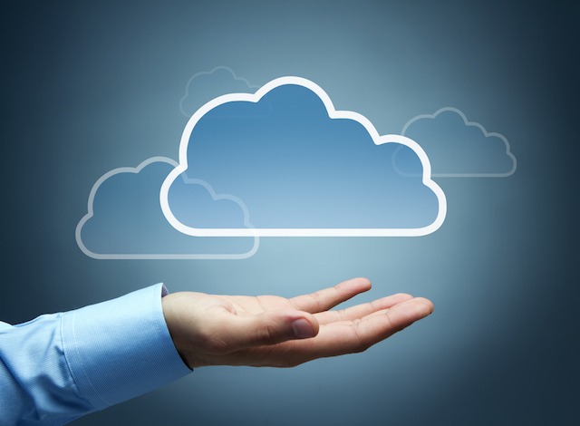 Soluções em nuvem: imagem mostra mão de empresário com ícone de nuvem.