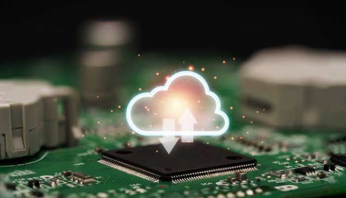 Backup: imagem mostra ícone da computação em nuvem em chip eletrônico de uma placa de computador