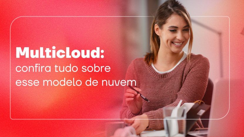 Multicloud confira tudo sobre esse modelo de nuvem: uma mulher loira sorrindo com uma caneta na mão.