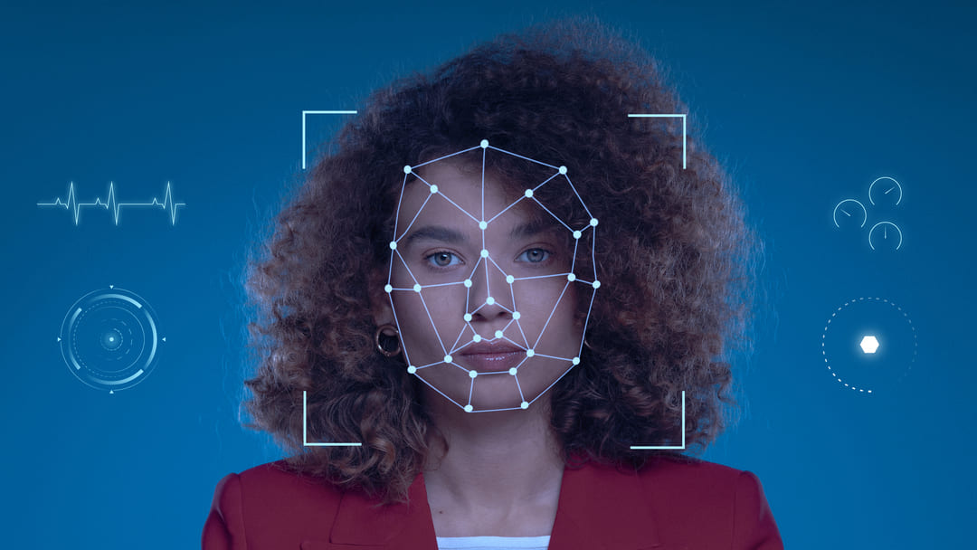 Imagem de rosto de mulher sendo analisada pela tecnologia de reconhecimento facial.