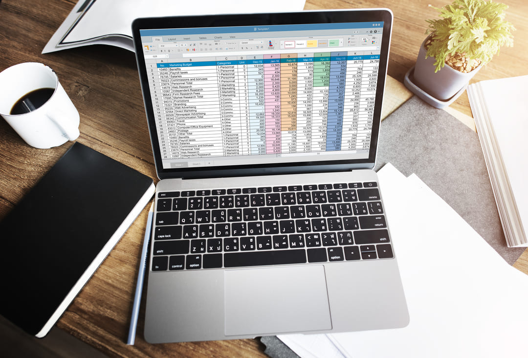 Notebook exibindo em sua tela uma planilha, representando uma das funcionalidades do Google Workspace Individual.