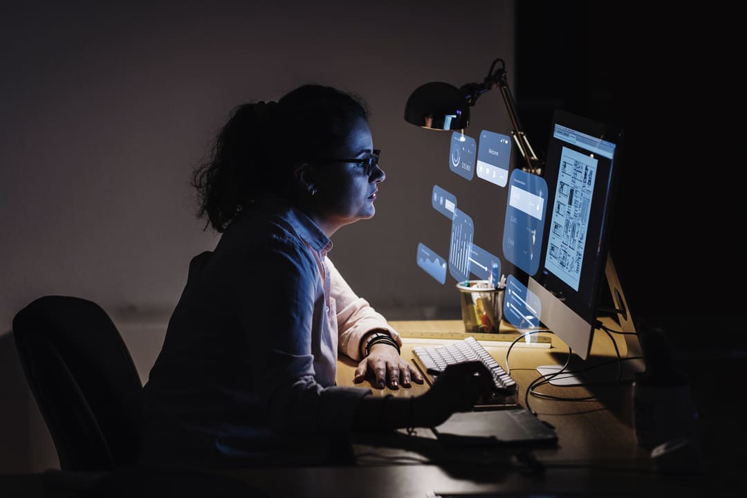 Mulher trabalhando em computador e aplicando a modelagem de dados na empresa.