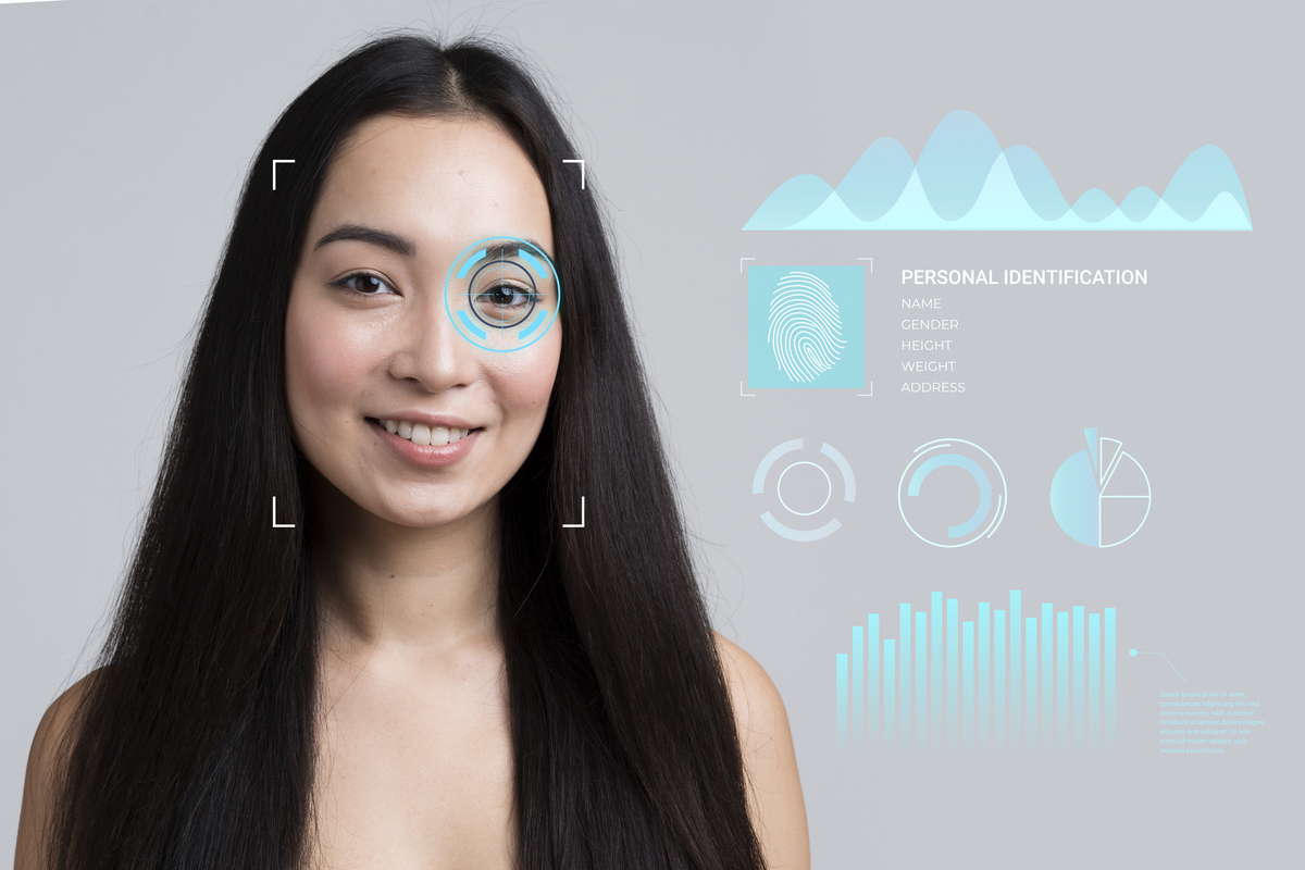 Mulher utiliza diferentes tipos de biometria