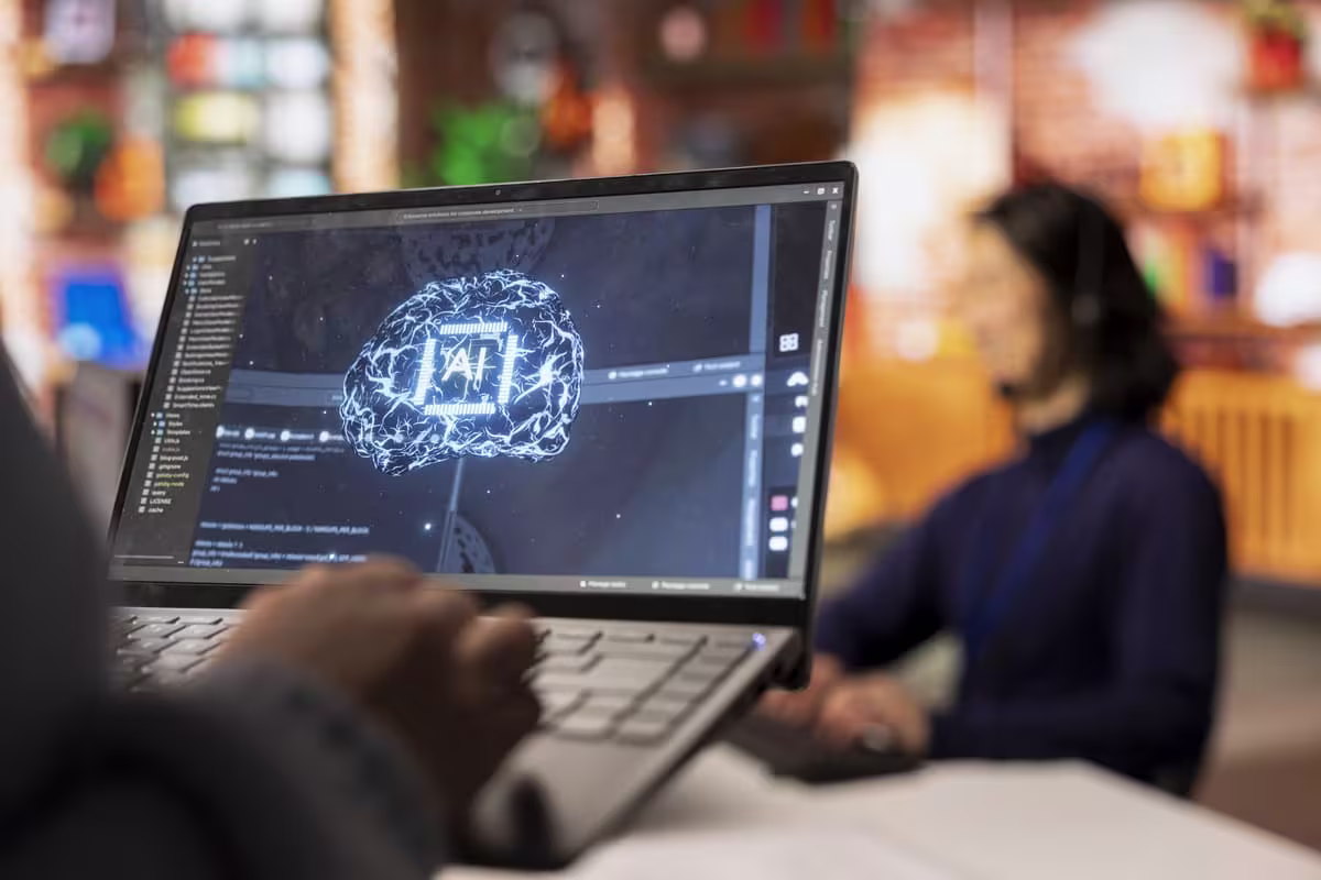 Desenvolvedor usando algoritmos de Machine Learning no desenvolvimento de inteligência artificial