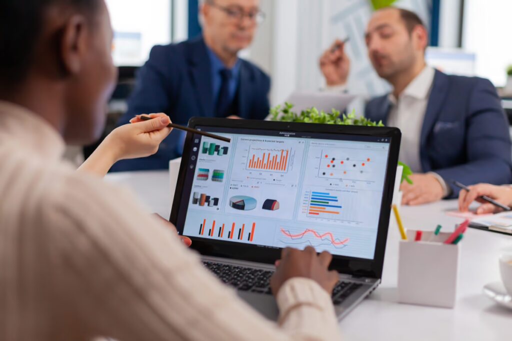 Profissional fazendo a análise de dados empresariais em tempo real na tela de um notebook
