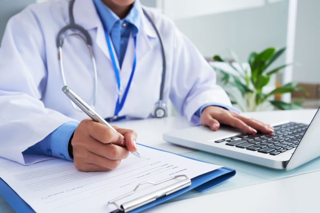 Médica fazendo a transição da anamnese de papel para a digital