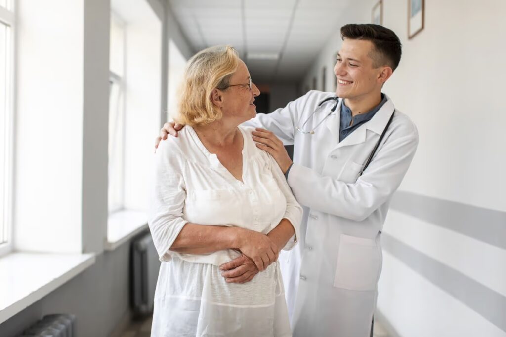 Médico conversando com paciente após a realização de anamnese