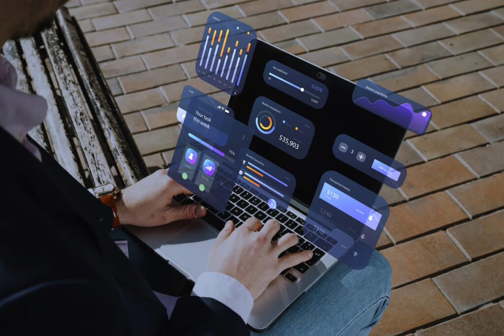 Profissional visualizando na tela de um notebook um dashboard com dados empresariais