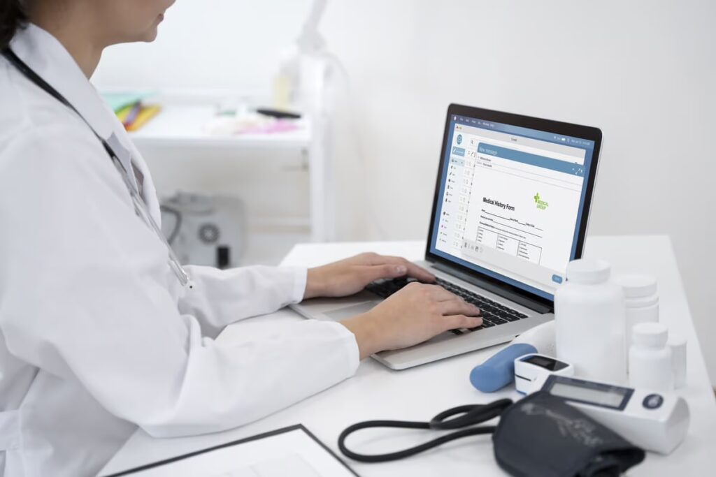 Médica usando notebook para conferir as informações de anamnese registradas pela inteligência artificial
