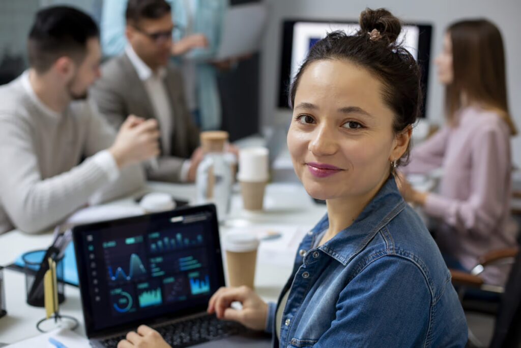 Profissional usando IA no notebook com os devidos cuidados e ética