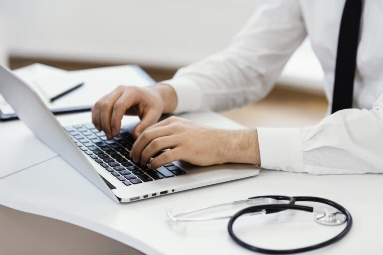 Validação de CRM médico automatizada: como eliminar fraudes e acelerar a auditoria médica com IA