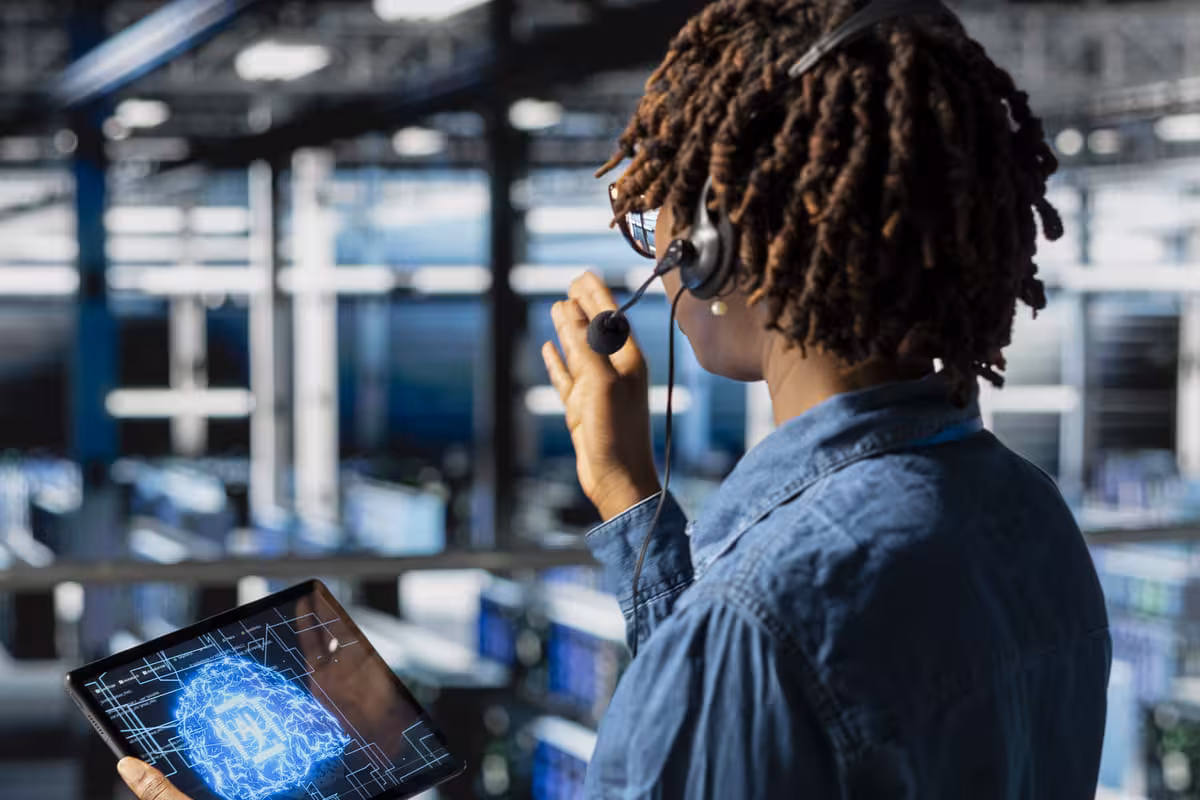 Profissional negra usando uma tas tecnologias que impulsionam a transformação digital no ambiente de trabalho