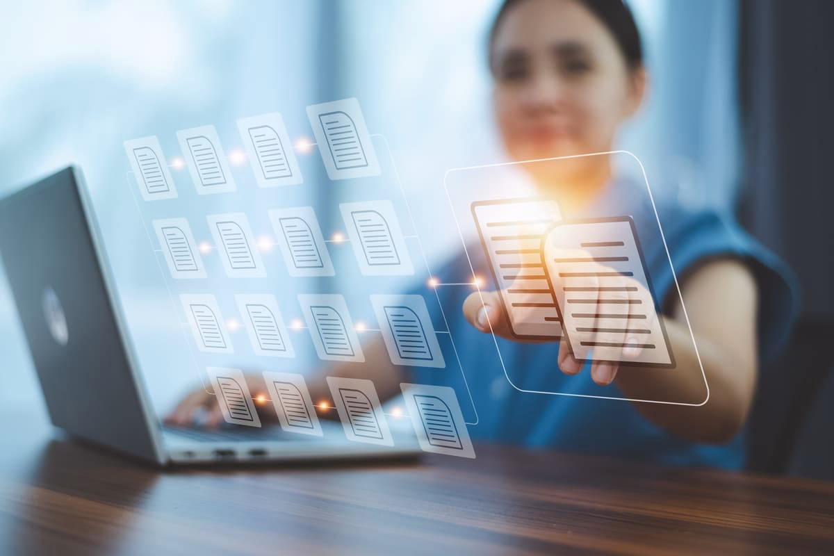 Profissional digitalizando documentos usando as tecnologias OCR, ICR e OMR