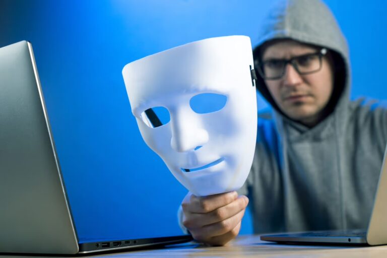 O que é fraude de identidade sintética e como proteger o seu negócio