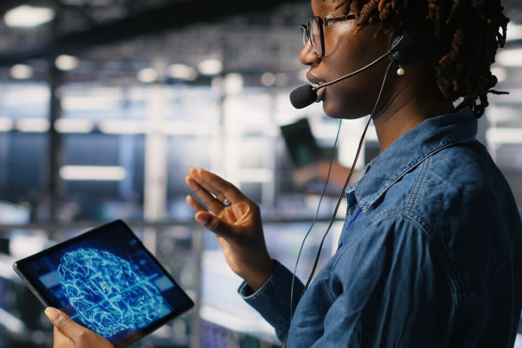 Profissional de atendimento ao cliente usando agentes de IA no trabalho